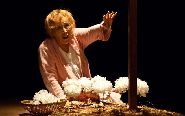 A Bicicleta de Faulkner, encenacao de Rita Lello e interpretacao de Maria do Ceu Guerra, Rita Fernandes, Sergio Moura Afonso e Susana Costa. Em cena no Teatro da Barraca, Sala 1 do TeatroCineArte de 26/9 a 29/11 de 2009.