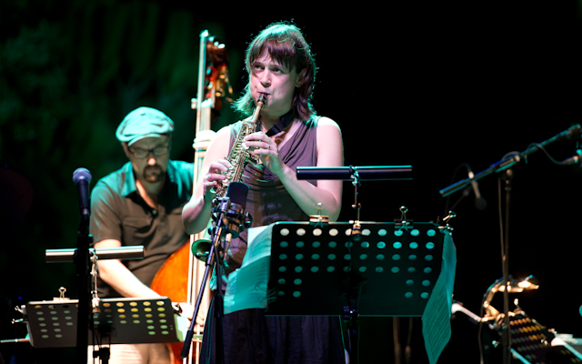 Ingrid Laubrok Anti-House ao vivo no Jazz em Agosto.