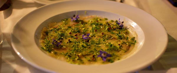 La Parisienne – Carpaccio de robalo com azeite de pistachio