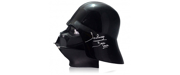 Capacete autografado de Darth Vader do Star Wars está a leilão
