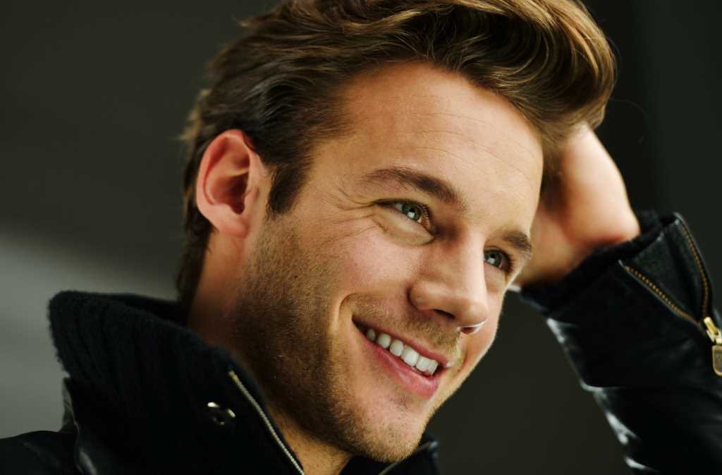 homem-bonito-sorrindo-0921