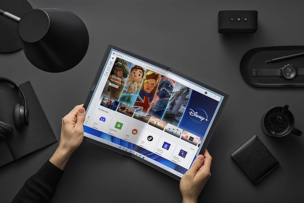 Zenbook 17 Fold OLED_UX9702_Scenario Photo_05
