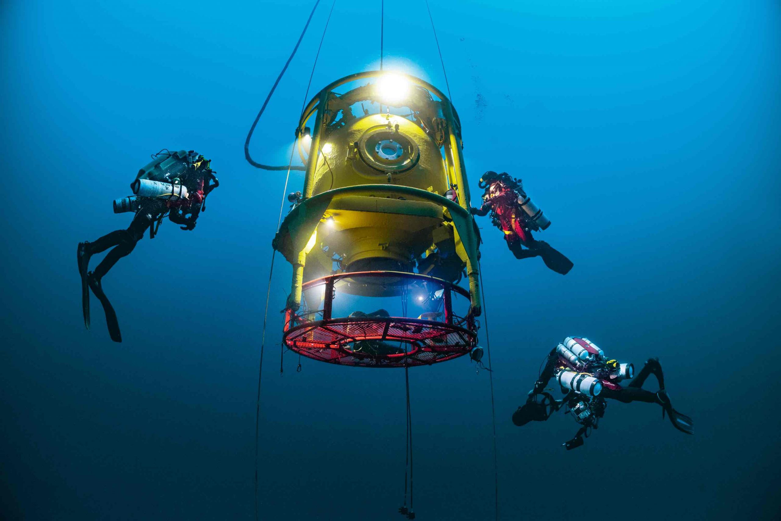 TheDeepMed_Tourelle et plongeurs2 ©Laurent Ballesta Kopie