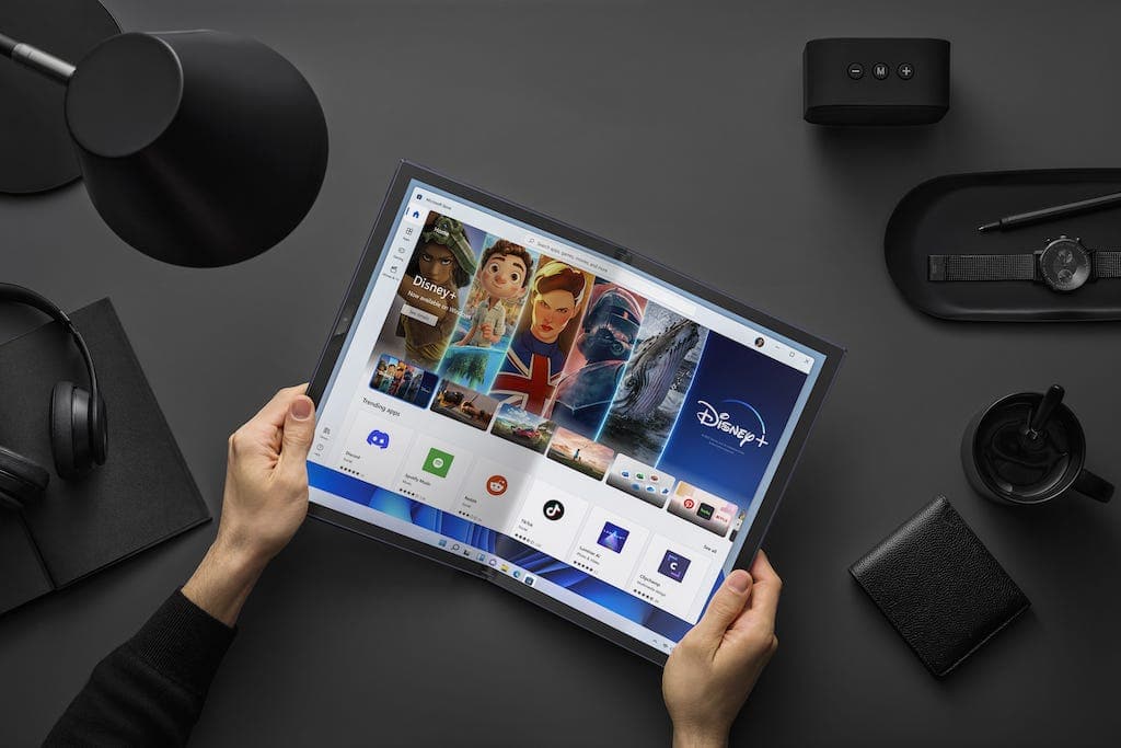 Zenbook 17 Fold OLED_UX9702_Scenario Photo_05