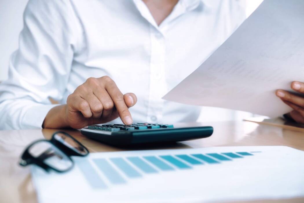 conceito-financas-economia-economica-contabilista-feminino-ou-calculadora-de-uso-de-banqueiro